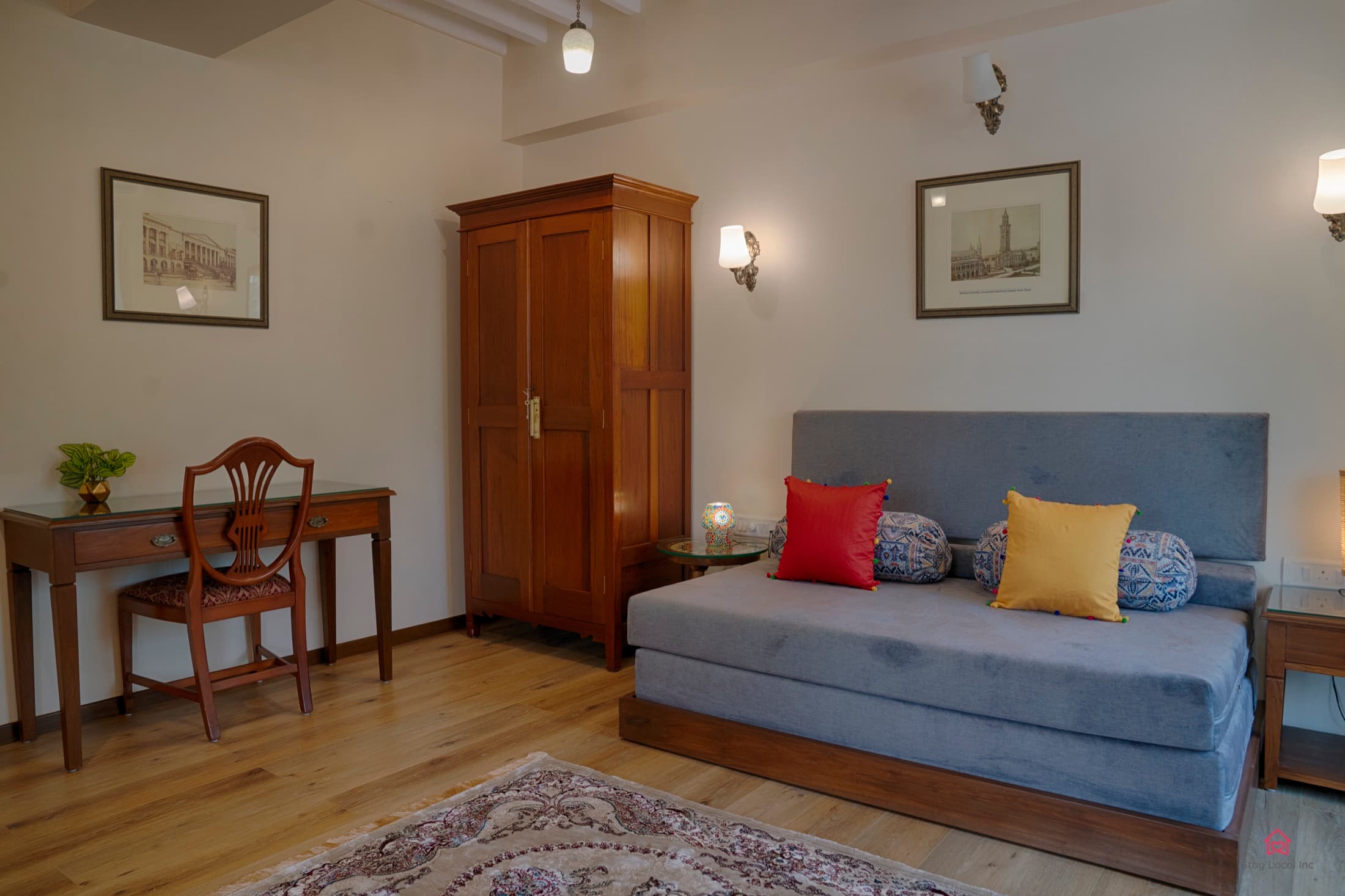 Furnished room with a daybed and writing desk